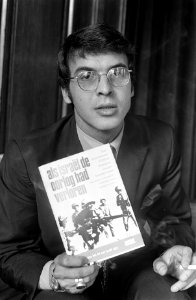 Richard Z. Chesnoff , correspondent van Newsweek in Parijs met boek If Israel l, Bestanddeelnr 922-8858