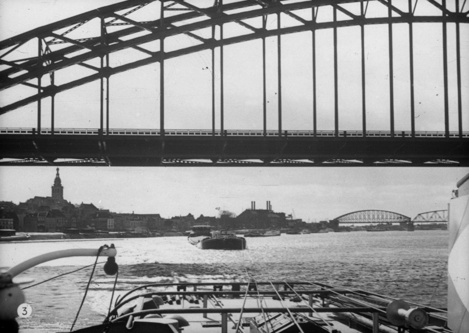 Rijnvaart, reportage vanaf sleepboot Damco 9 Nederland. Sleep onder de Waalbrug, Bestanddeelnr 254-6399