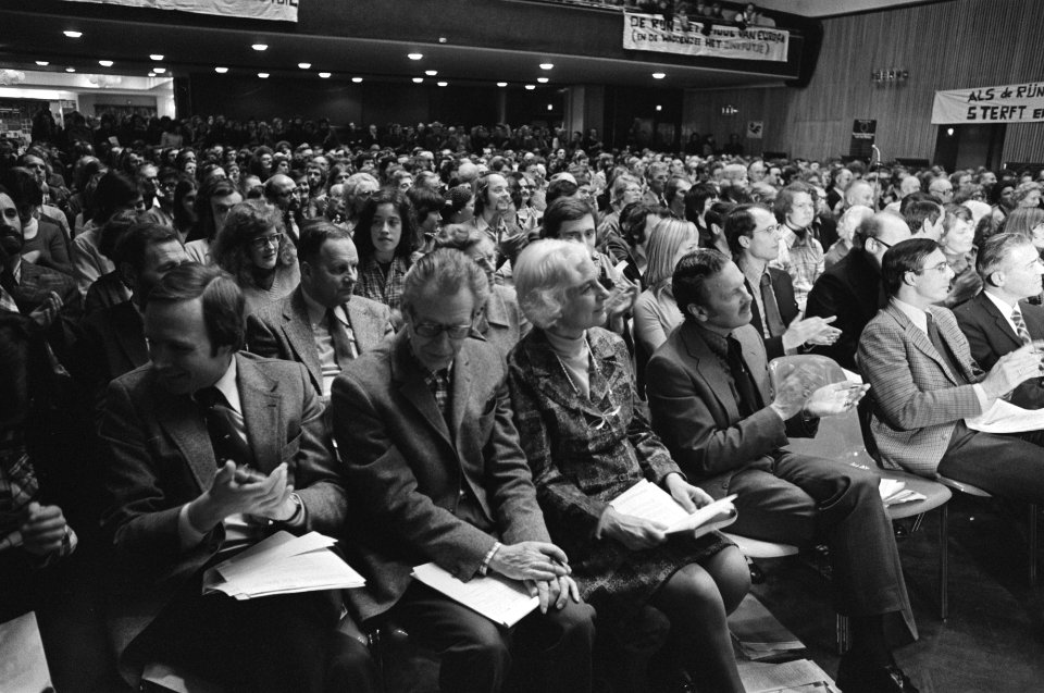 Rijn appel , over vervuiling Rijn in RAI, Amsterdam overzicht tijdens debat, Bestanddeelnr 928-4637