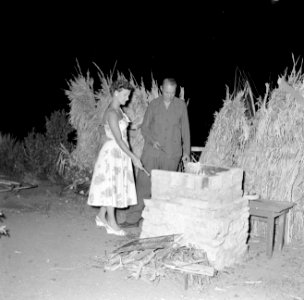 Rietje Roelofsen Bill aan het barbecuen, Bestanddeelnr 252-2696