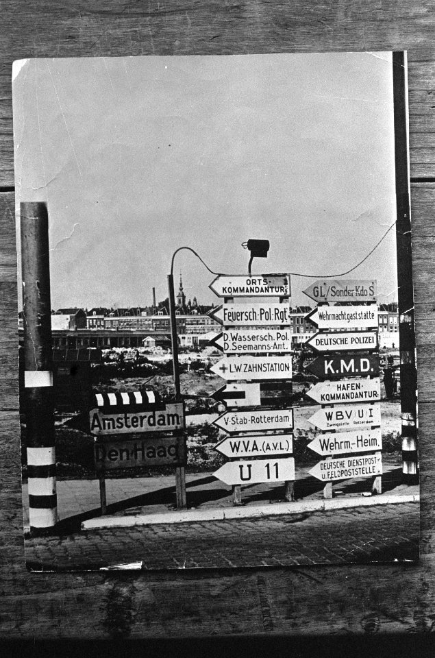 Richtingborden, oa met de vermelding van de Ortskommandantur, Bestanddeelnr 927-0107