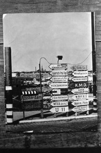 Richtingborden, oa met de vermelding van de Ortskommandantur, Bestanddeelnr 927-0107
