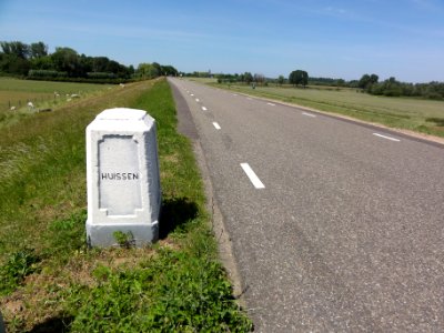 Rijndijk grenspaal 02 links, Angeren ~ Huissen