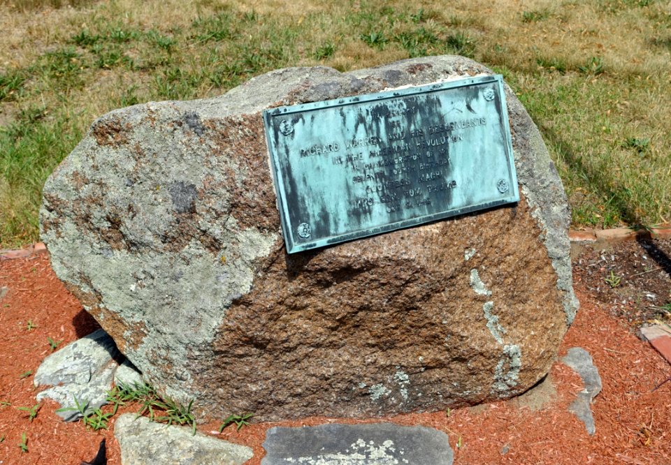 Richard Warren and Descendents memorial, erected by Countess Magri (Mrs. General Tom Thumb), 1915 - Middleborough Historical Museum - Middleborough, MA - DSC04099