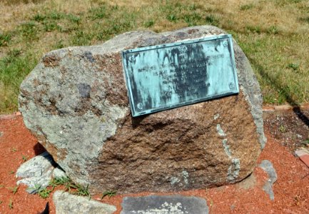 Richard Warren and Descendents memorial, erected by Countess Magri (Mrs. General Tom Thumb), 1915 - Middleborough Historical Museum - Middleborough, MA - DSC04099