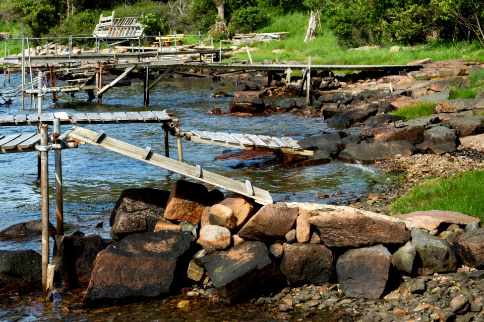 Rickety gangways to jetties