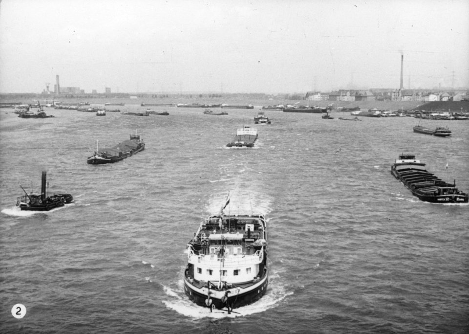Rijnvaart, reportage vanaf sleepboot Damco 9 West-Duitsland. Damco 10 met sleep, Bestanddeelnr 254-6398