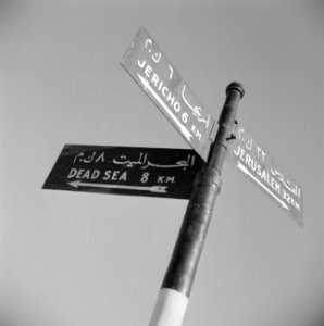 Richtingaanwijzer aan de weg van Jeruzalem naar Jericho, afsplitsing naar de Dod, Bestanddeelnr 255-5622