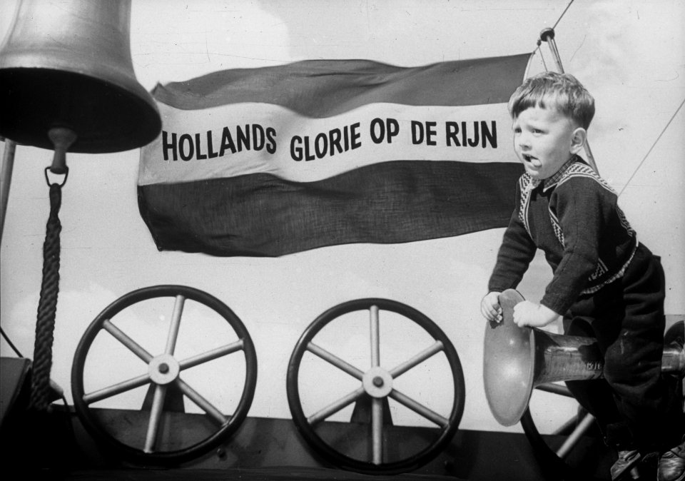 Rijnvaart, reportage vanaf sleepboot Damco 9 Nederland. De Nederlandse vlag, ee, Bestanddeelnr 254-6396