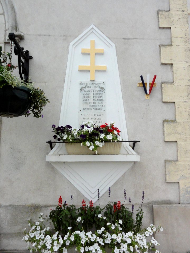 Richardménil (M-et-M) monument aux morts contre l'église