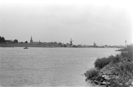 Rijn bij Wijk bij Duurstede gezien vanaf de veerstoep Rijswijk, Bestanddeelnr 922-5675