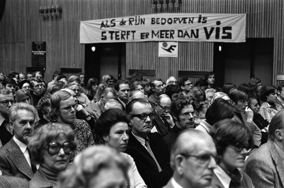 Rijn appel , over vervuiling Rijn in RAI, Amsterdam overzicht tijdens debat, Bestanddeelnr 928-4635