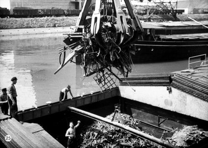 Rijnvaart, reportage vanaf sleepboot Damco 9 Zwitserland. Lossen van schroot in, Bestanddeelnr 254-6421