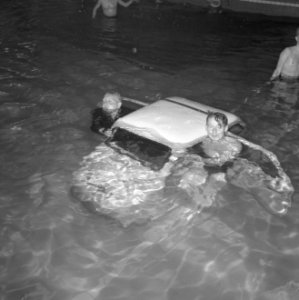 Rijlessen te water, als auto volgelopen is, deuren openen, Bestanddeelnr 919-1049