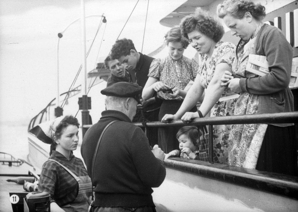 Rijnvaart, reportage over het leven en werken aan boord van een Rijnschip. Beman, Bestanddeelnr 254-6407