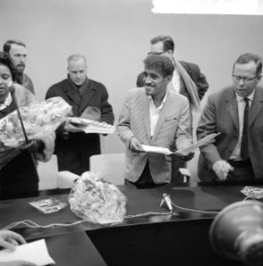 Sammy Davis jr in Nederland, tijdens persconferentie op Schiphol, Sammy Davis re, Bestanddeelnr 916-1958