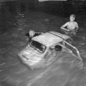 Rijlessen te water, als auto volgelopen is, deuren openen, Bestanddeelnr 919-1048