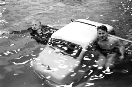 Rijlessen te water, als auto volgelopen is, deuren openen, Bestanddeelnr 919-1050