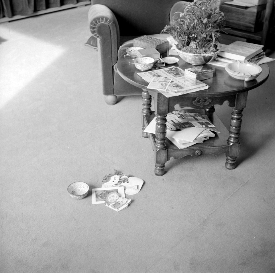 Salontafel met boeken en kranten en fauteuil in de werkkamer van prinses Juliana, Bestanddeelnr 255-7738
