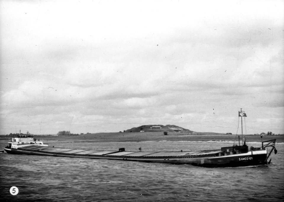 Rijnvaart, reportage vanaf sleepboot Damco 9 Nederland. Binnenvaartschip Damco , Bestanddeelnr 254-6401