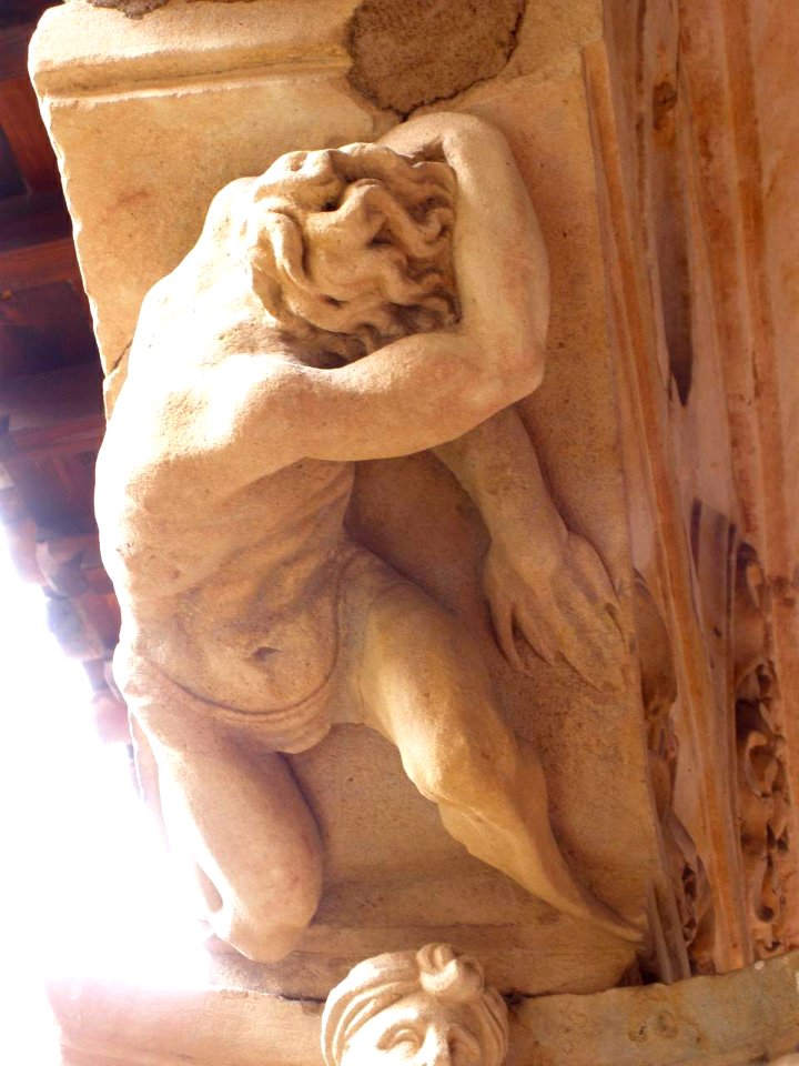 Salamanca - Convento de las Dueñas, capiteles del claustro renacentista 26