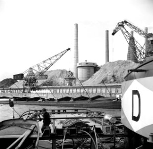 Rijnaak voor de Bonner Zement fabriek bij Oberkassel, Bestanddeelnr 254-1063