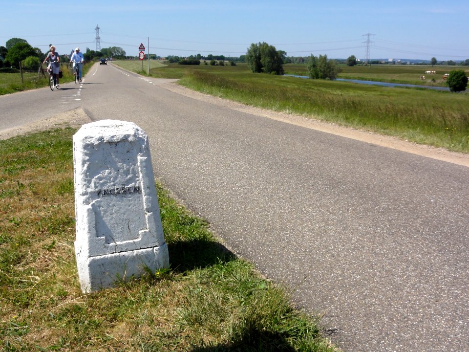 Rijndijk Grenspaal 01 links, Doornenburg ~ Angeren