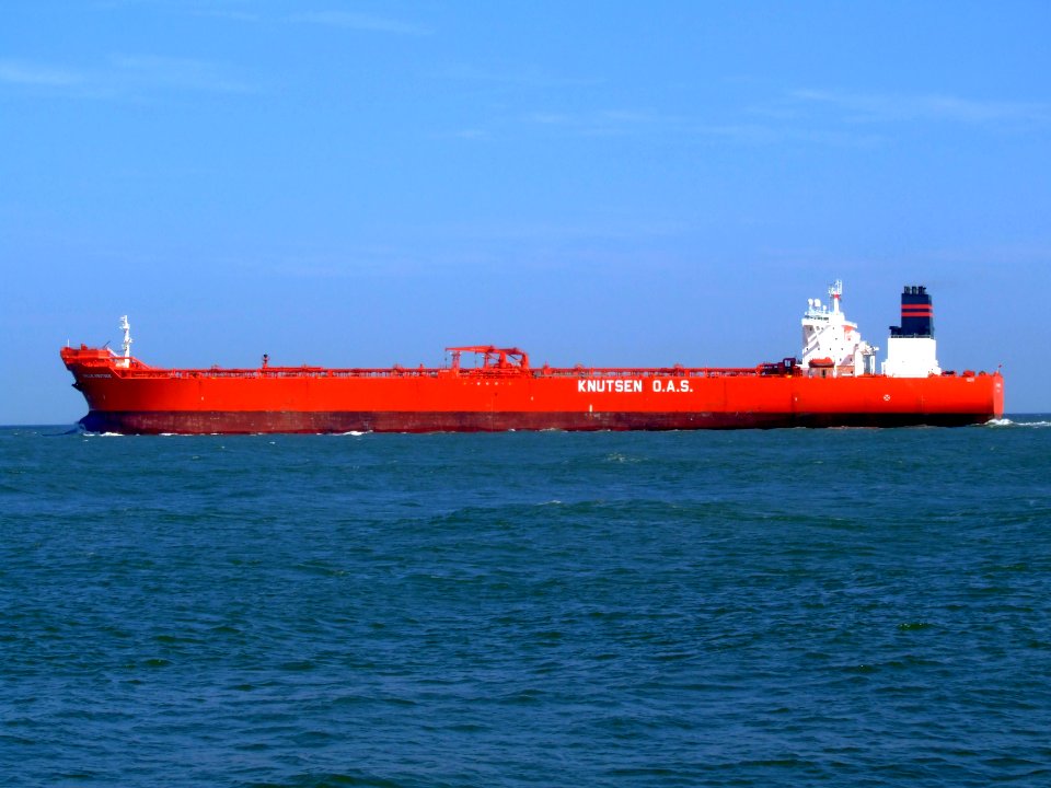 Sallie Knutsen p1 leaving Port of Rotterdam, Holland 19-Apr-2007