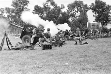 Saluutschoten door kanonnen artillerie, Bestanddeelnr 150-2-4