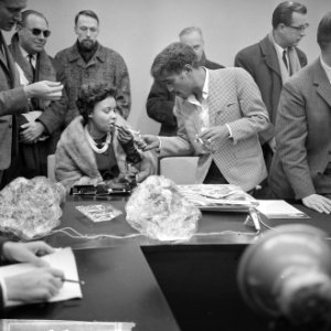 Sammy Davis jr in Nederland, tijdens persconferentie op Schiphol, Sammy Davis jr, Bestanddeelnr 916-1956