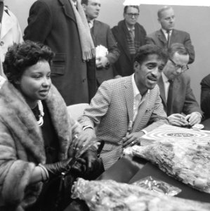 Sammy Davis jr in Nederland, tijdens persconferentie op Schiphol, Sammy Davis , , Bestanddeelnr 916-1961