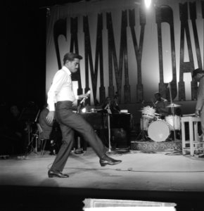 Sammy Davis Jr tijdens optreden in theater Carre, Bestanddeelnr 916-2036