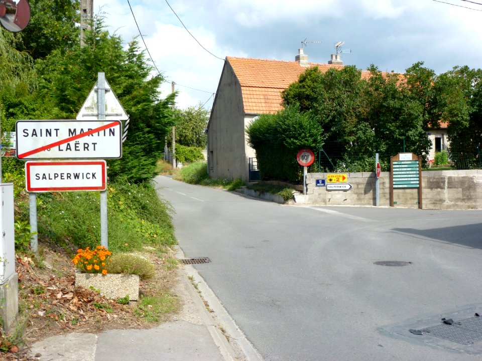 Salperwick - St.Martin au Laërt city limit signs