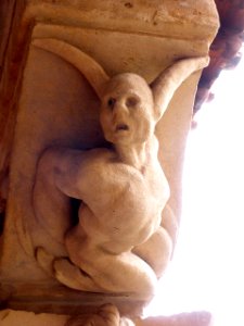 Salamanca - Convento de las Dueñas, capiteles del claustro renacentista 11