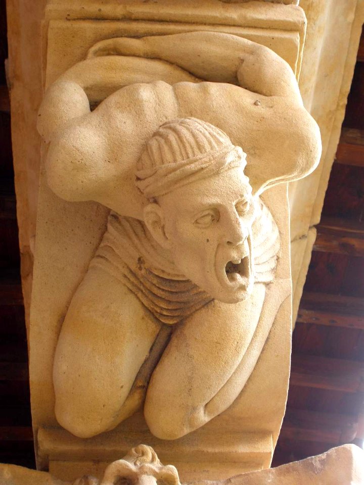 Salamanca - Convento de las Dueñas, capiteles del claustro renacentista 05
