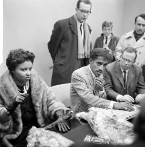Sammy Davis jr in Nederland, tijdens persconferentie op Schiphol, Sammy Davis , , Bestanddeelnr 916-1959