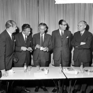 Rijnmond verkiezingen, alle fractievoorzitters bijeen in gebouw van de Rotterdam, Bestanddeelnr 917-8405