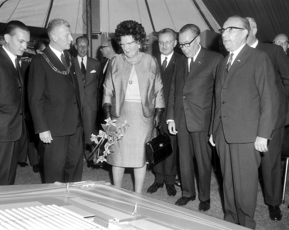 Samen met enige hoogwaardigheids bekleders bekijkt koningin Juliana de maquette , Bestanddeelnr 919-5611