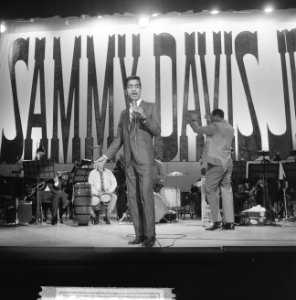 Sammy Davis Jr tijdens optreden in theater Carre, Bestanddeelnr 916-2025