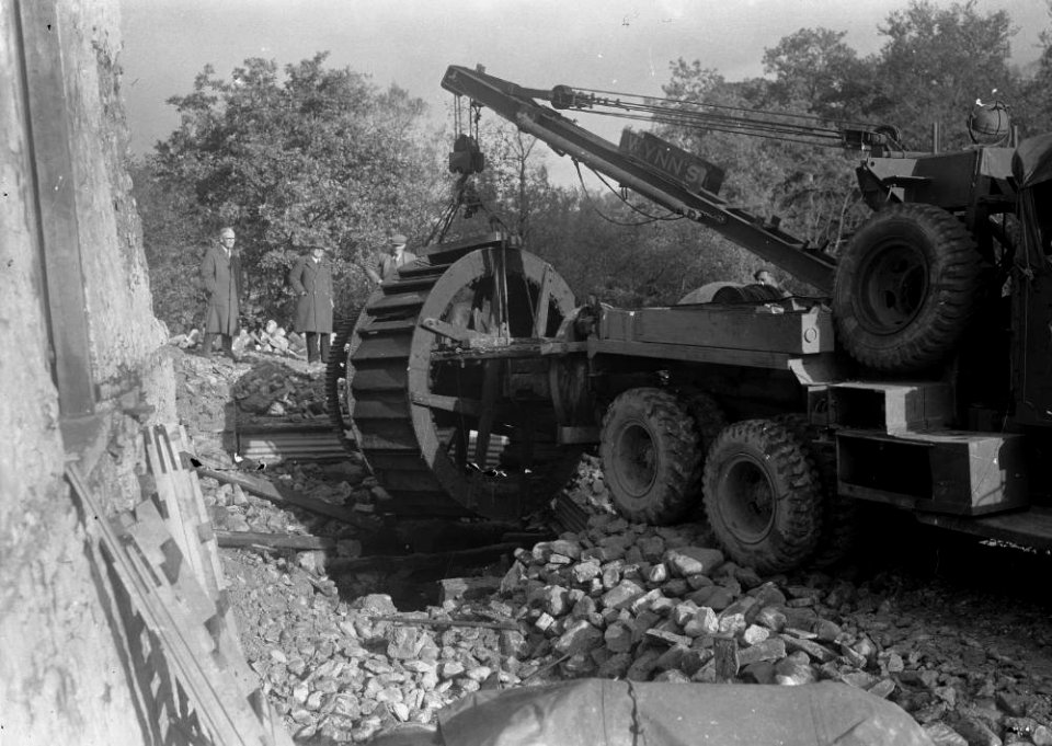 Salvage of old waterwheel (1293727)