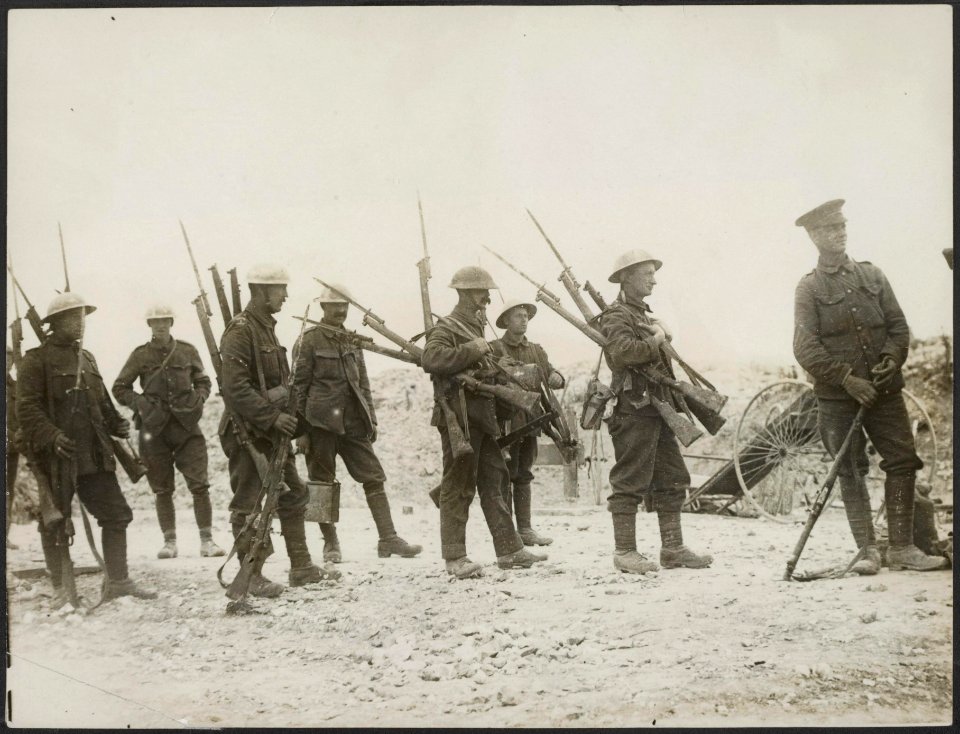 Salvage. Bringing in rifles and equipment fron No Mans Land., Bestanddeelnr 158-1835