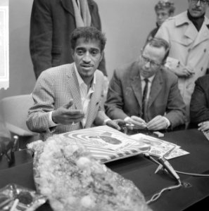 Sammy Davis jr in Nederland, tijdens persconferentie op Schiphol, Sammy Davis re, Bestanddeelnr 916-1957