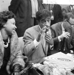 Sammy Davis jr in Nederland, tijdens persconferentie op Schiphol, Bestanddeelnr 916-1954