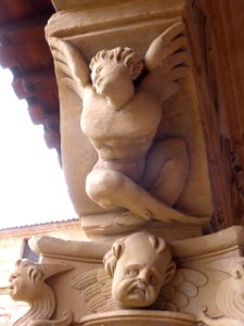 Salamanca - Convento de las Dueñas, capiteles del claustro renacentista 15