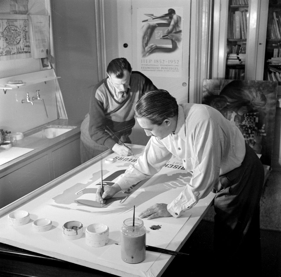 Samen met assistent Toon van Galen werkt Eppo Doeve in zijn atelier aan een affi, Bestanddeelnr 252-0099