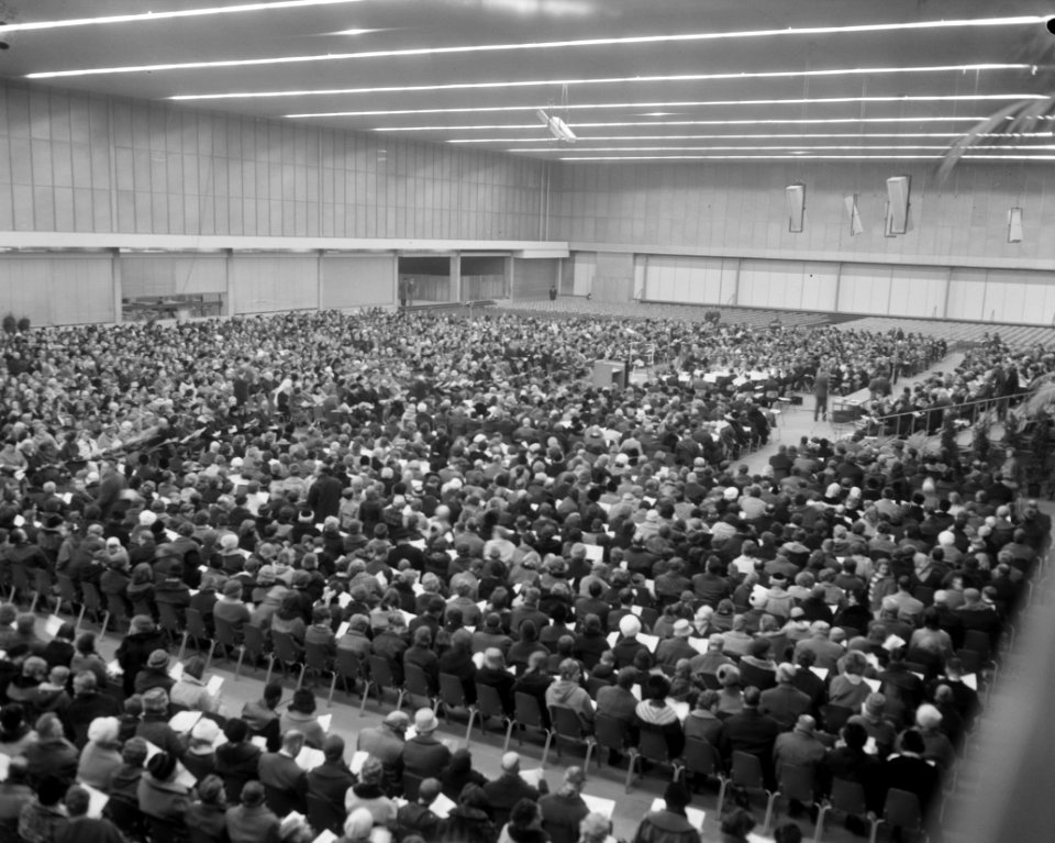 Samenzang in nieuwe RAI-gebouw te Amsterdam van 5000 mensen overzicht zaal, Bestanddeelnr 917-2713
