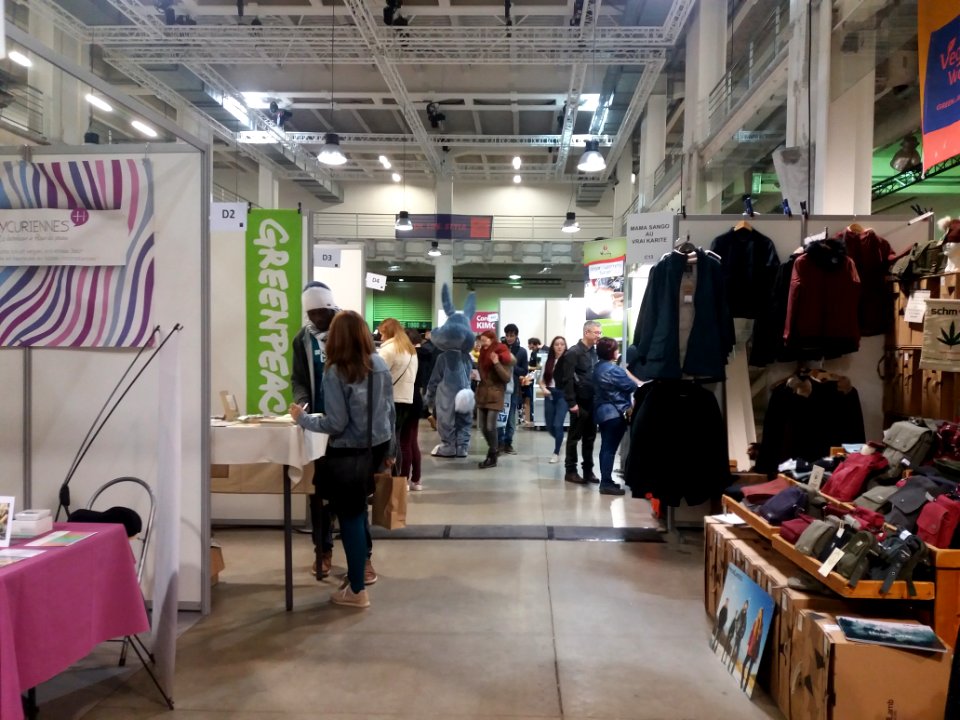 Salon VeggieWorld Lyon 2019 - La Sucrière - Allée principale avec un lapin