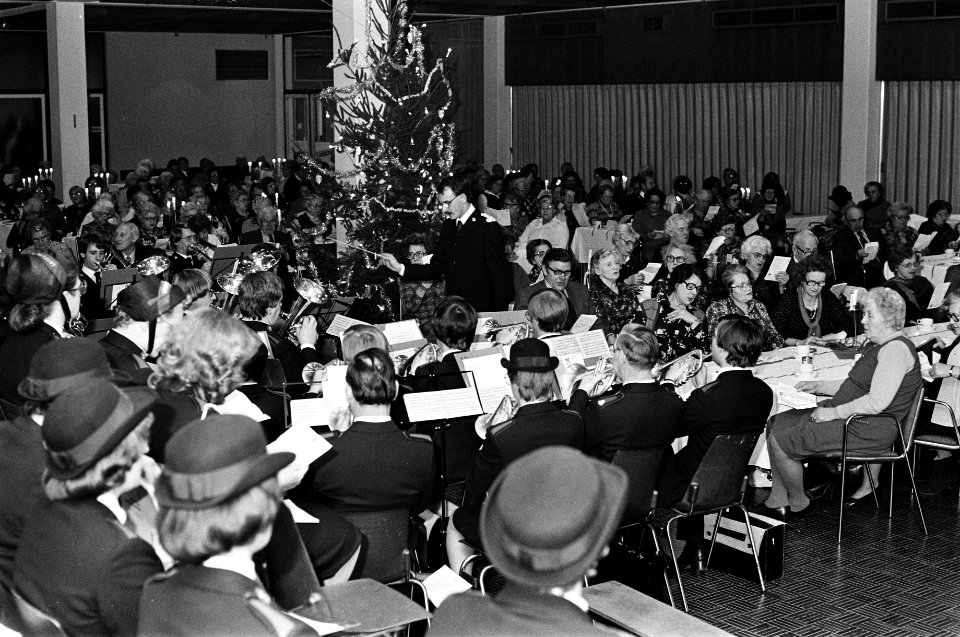 Samenzang met begeleiding van het muziekkorps van het Leger des Heils, Bestanddeelnr 930-5914