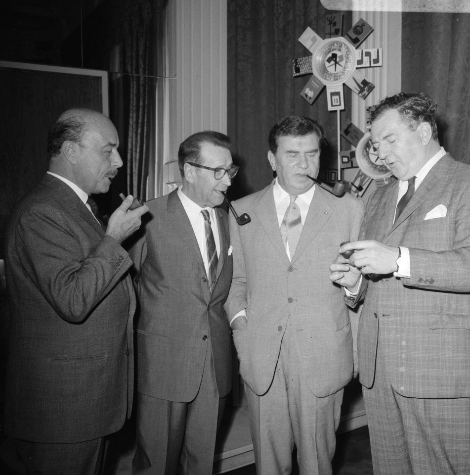 Samen met de acteur Jan Teulings (links) en zijn Britse collega Rupert Davies (u, Bestanddeelnr 919-5215