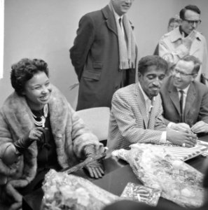 Sammy Davis jr in Nederland, tijdens persconferentie op Schiphol, Sammy Davis , , Bestanddeelnr 916-1965